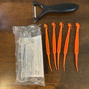 Pampered Chef 5 #1260 Orange Peelers #1072 Serrated Peeler #2339 Mini Spoon Tong